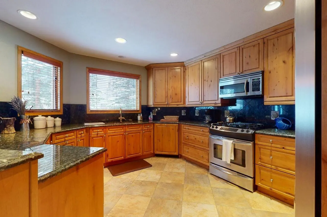 Cascade Village Area 5 Bed 4 Bath, Walk To Lift! Holiday home
