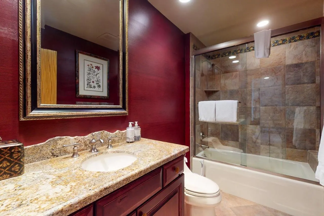 Cascade Village Area 5 Bed 4 Bath, Walk To Lift!