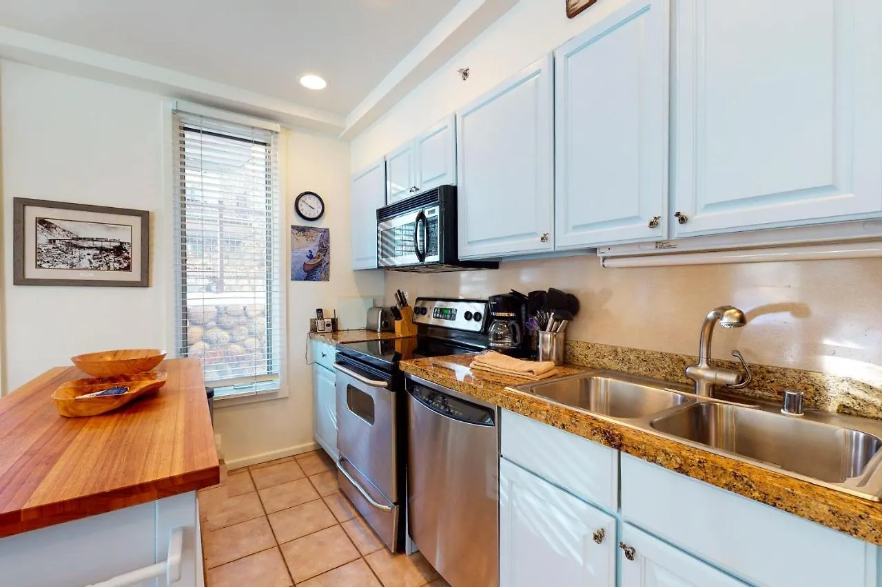 Cascade Village Area 5 Bed 4 Bath, Walk To Lift! Holiday home *