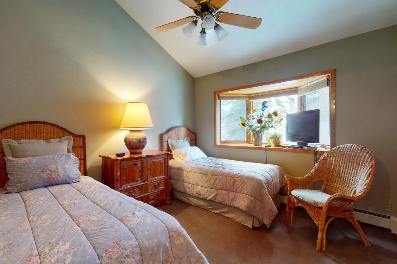 Cascade Village Area 5 Bed 4 Bath, Walk To Lift! Holiday home *
