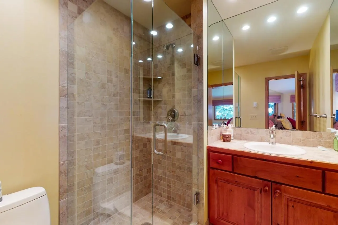 Cascade Village Area 5 Bed 4 Bath, Walk To Lift!