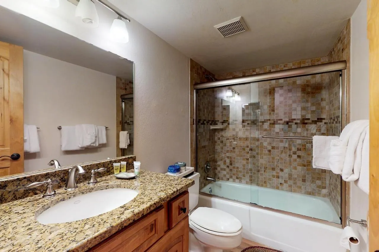 Cozy East 2 Bedroom #1601 W/ Fireplace. Apartment