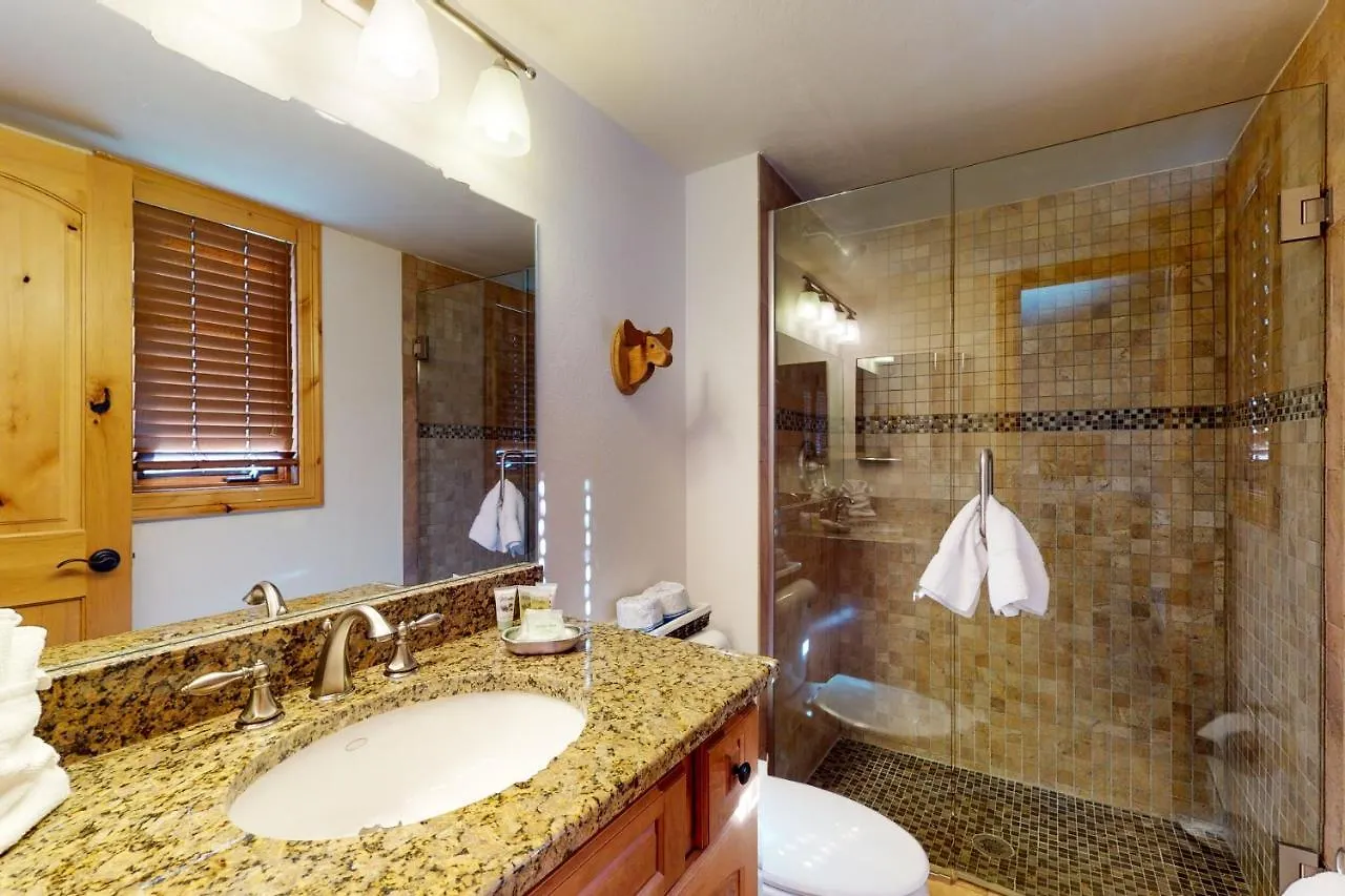 Apartment Cozy East 2 Bedroom #1601 W/ Fireplace. *