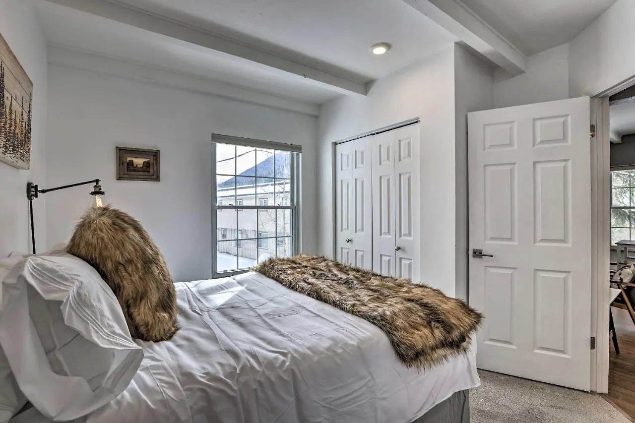 Prime East Mountain Meets Modern! *