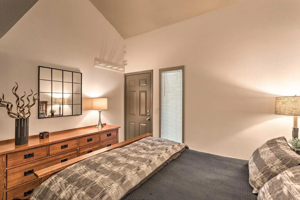 Cozy Less Than 2 Mi To Village And Resort!