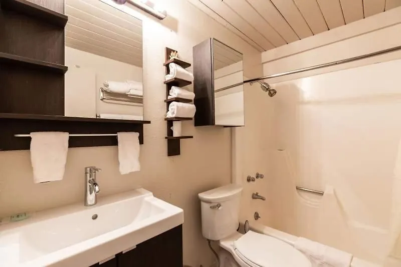 Roomy With Free Wifi & Uncovered Parking Apartment