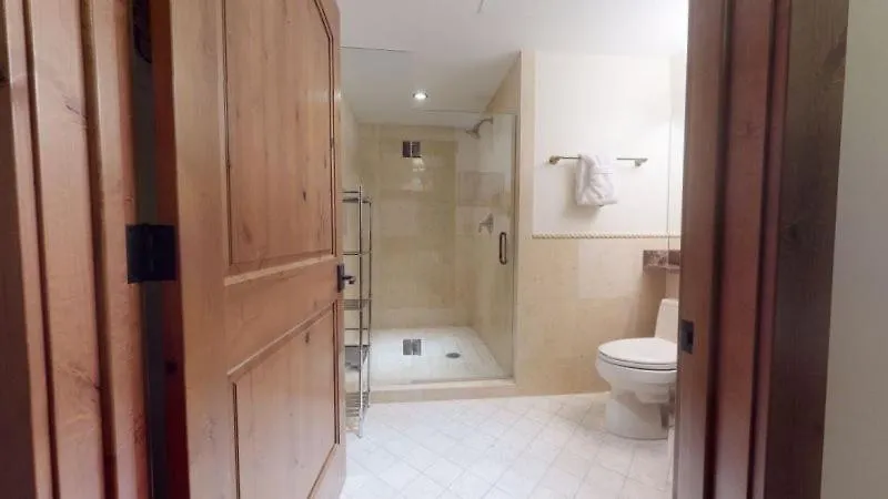 Luxury 4 Bedroom Penthouse In Lionshead Village With Rooftop Pool, Just A Short Walk To Gondola *