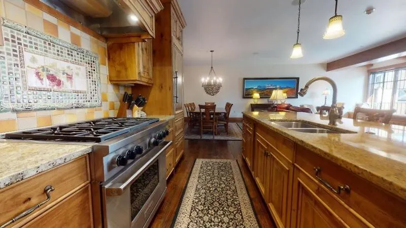 Luxury 4 Bedroom Penthouse In Lionshead Village With Rooftop Pool, Just A Short Walk To Gondola