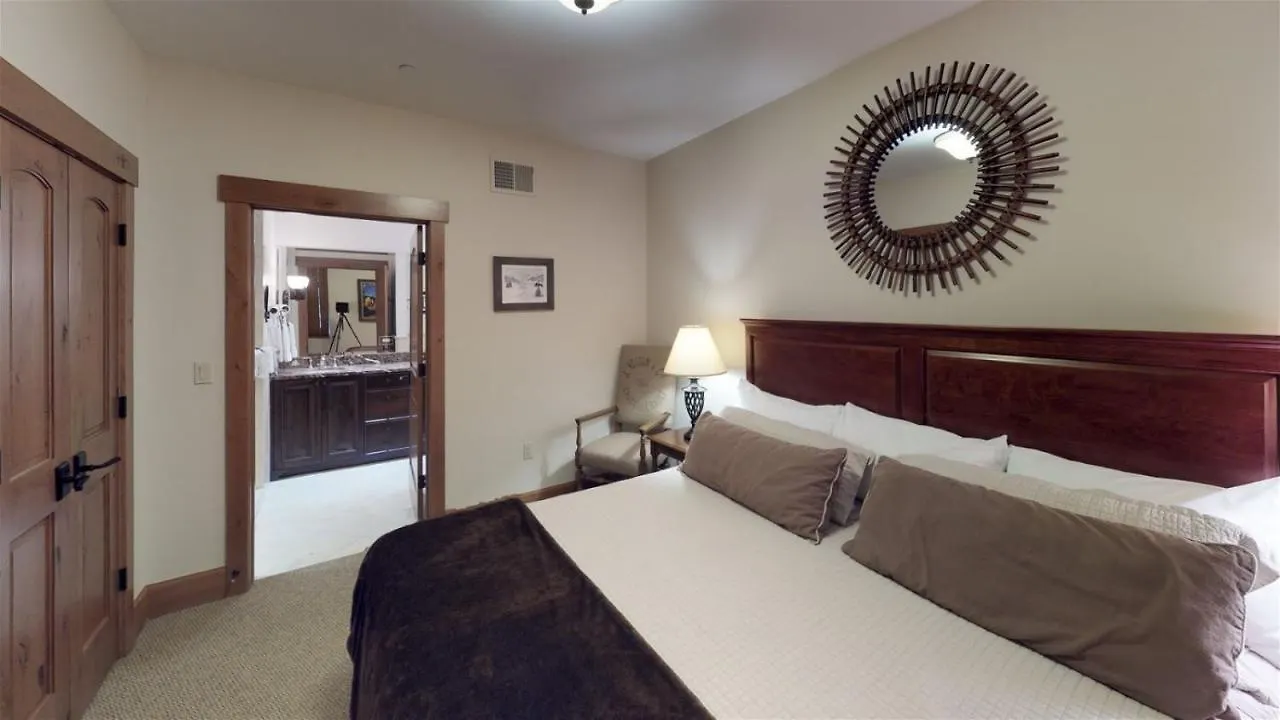 Luxury 4 Bedroom Penthouse In Lionshead Village With Rooftop Pool, Just A Short Walk To Gondola Apartment Vail