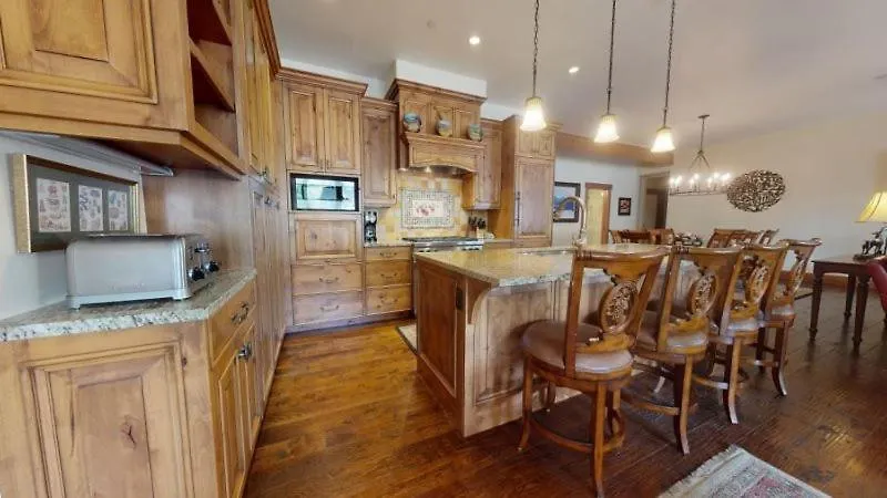 Luxury 4 Bedroom Penthouse In Lionshead Village With Rooftop Pool, Just A Short Walk To Gondola Apartment Vail