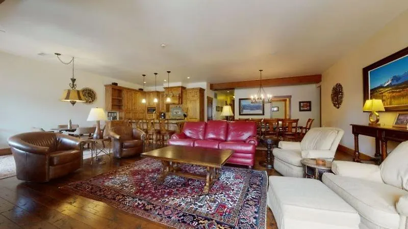 Luxury 4 Bedroom Penthouse In Lionshead Village With Rooftop Pool, Just A Short Walk To Gondola Apartment *