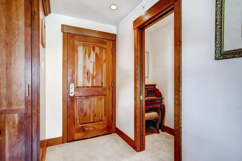 Apartment Lionshead Village Ski-in/ski-out Suite: Slopeside Pool & Hot Tub Vail