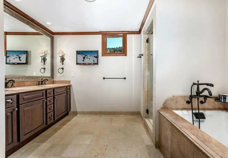 Platinum Ritz-carlton 4 Bedroom Mountain Just One Block From The Eagle Bahn Gondola Apartment Vail