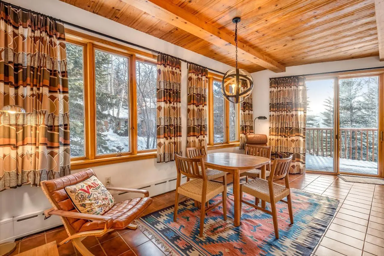 Cascade Village Area 5 Bed 4 Bath, Walk To Lift! *