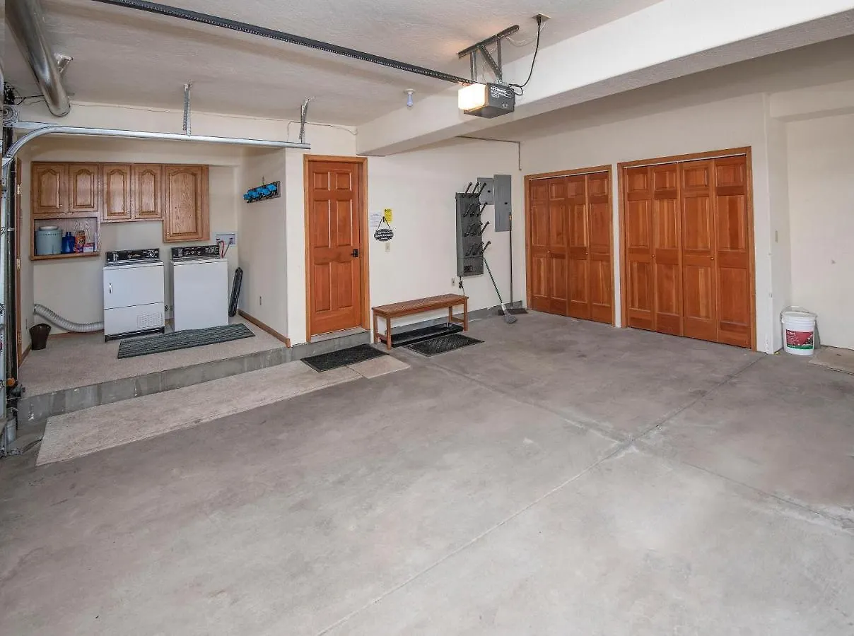 4551 Streamside Cir West House Holiday home *