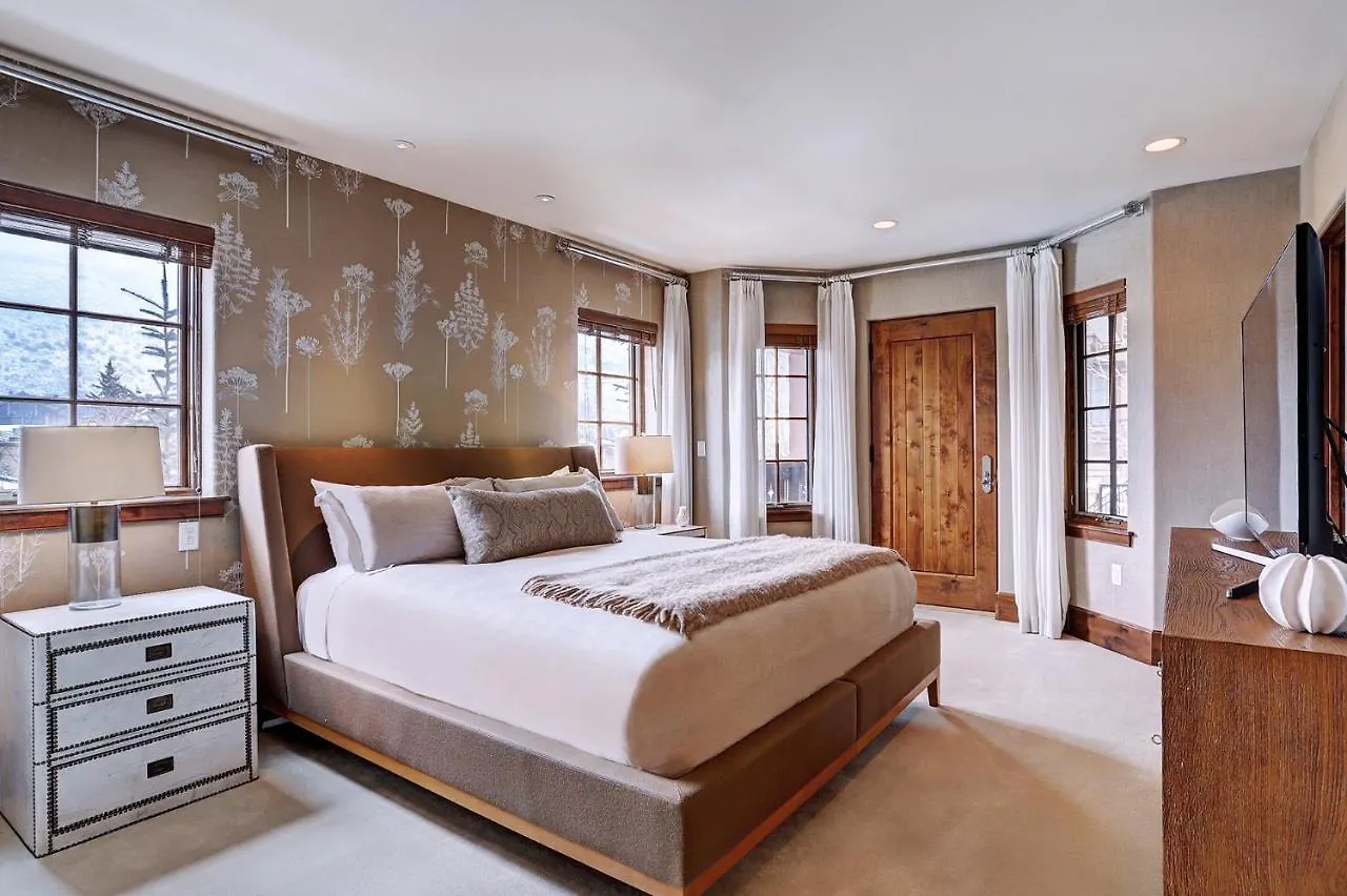 Gorgeous 5 Bedroom Private In Village *