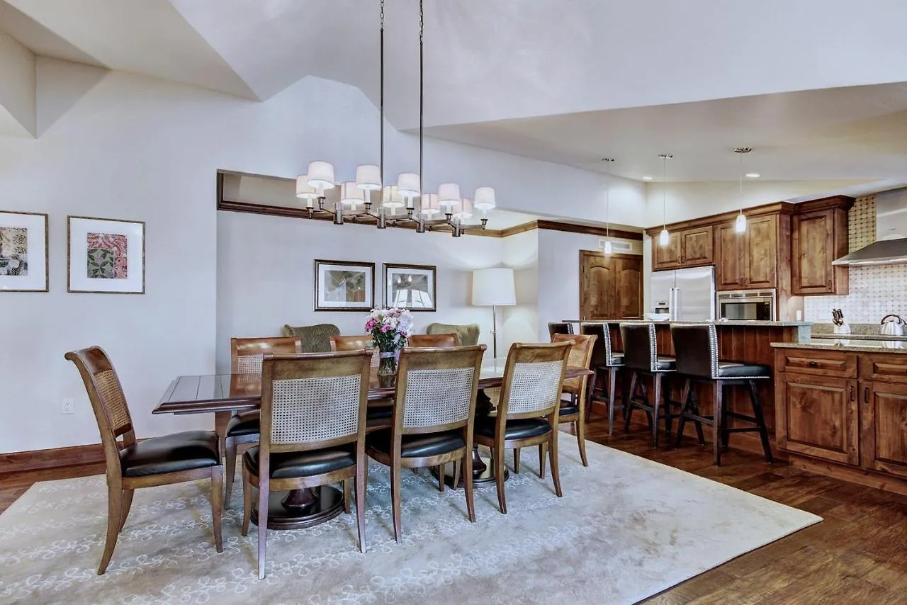 Village Private 4 Bedroom W Full Kitchen *