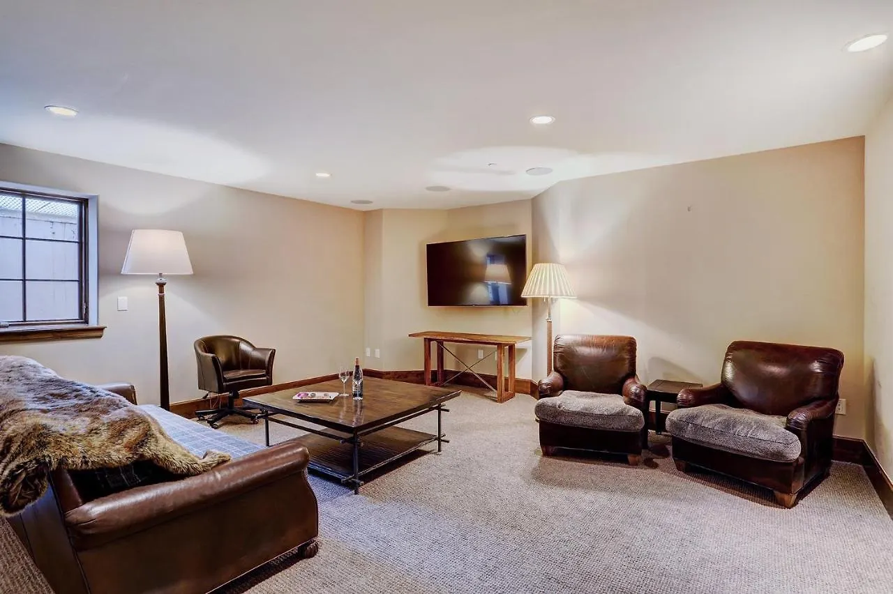 Gorgeous 5 Bedroom Private In Village
