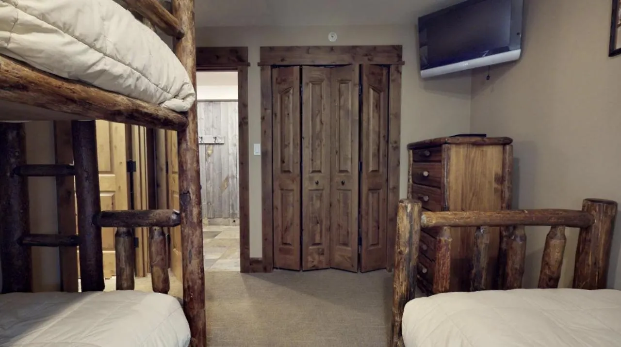 Upscale 2-bedroom In Resort-style Setting With Saline Outdoor Pool, 2 Hot Tubs * Vail