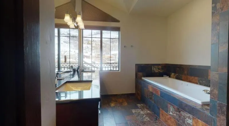 Lionshead Village 3 Bedroom Den With Mountain View Vail