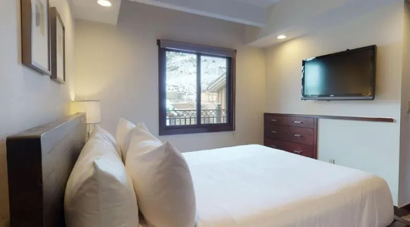Lionshead Village 3 Bedroom Den With Mountain View Vail