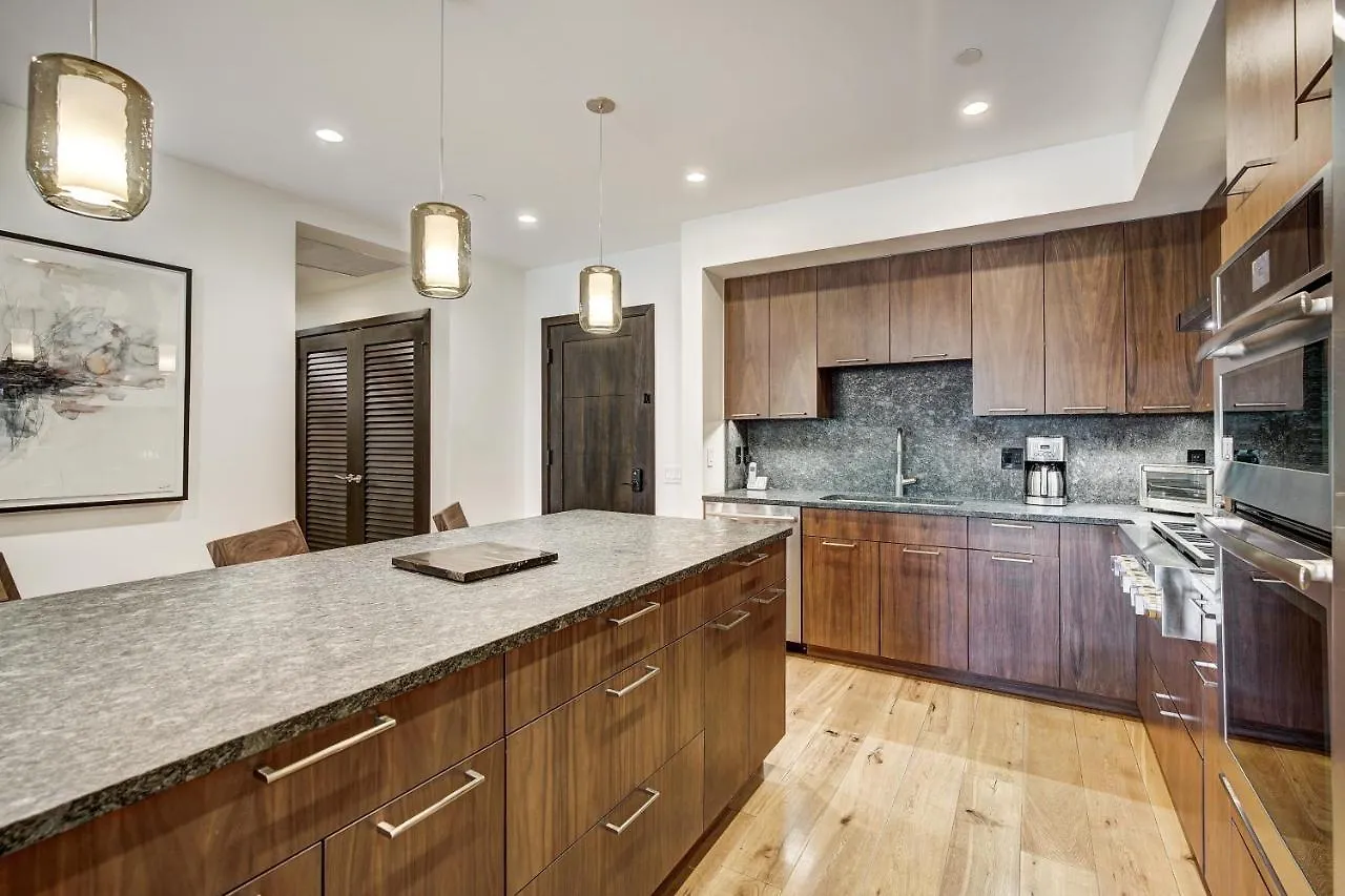 Contemporary 2 Bedroom In The Heart Of Lionshead Apartment Vail