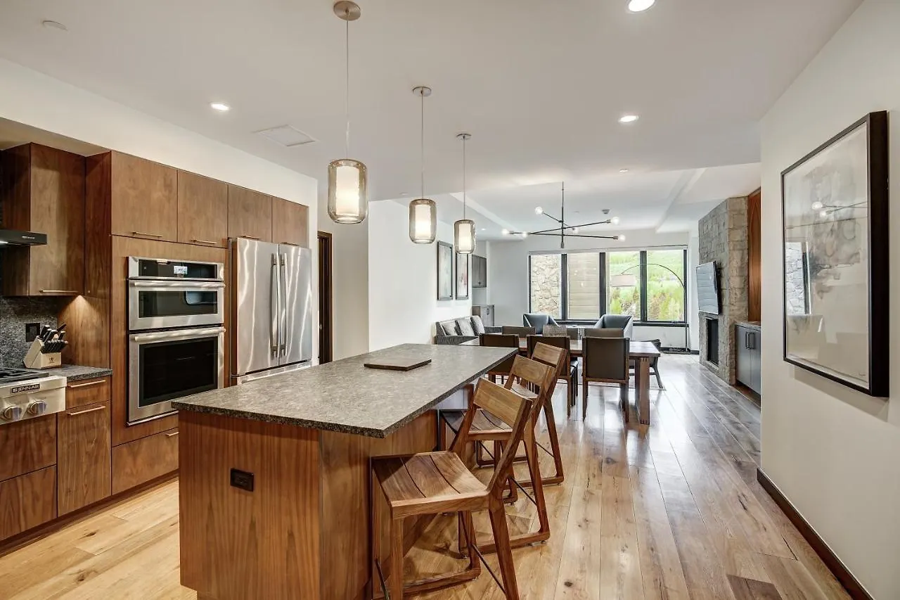 Contemporary 2 Bedroom In The Heart Of Lionshead Apartment *