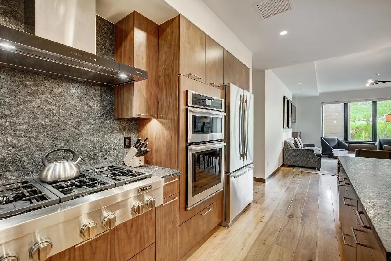 Contemporary 2 Bedroom In The Heart Of Lionshead