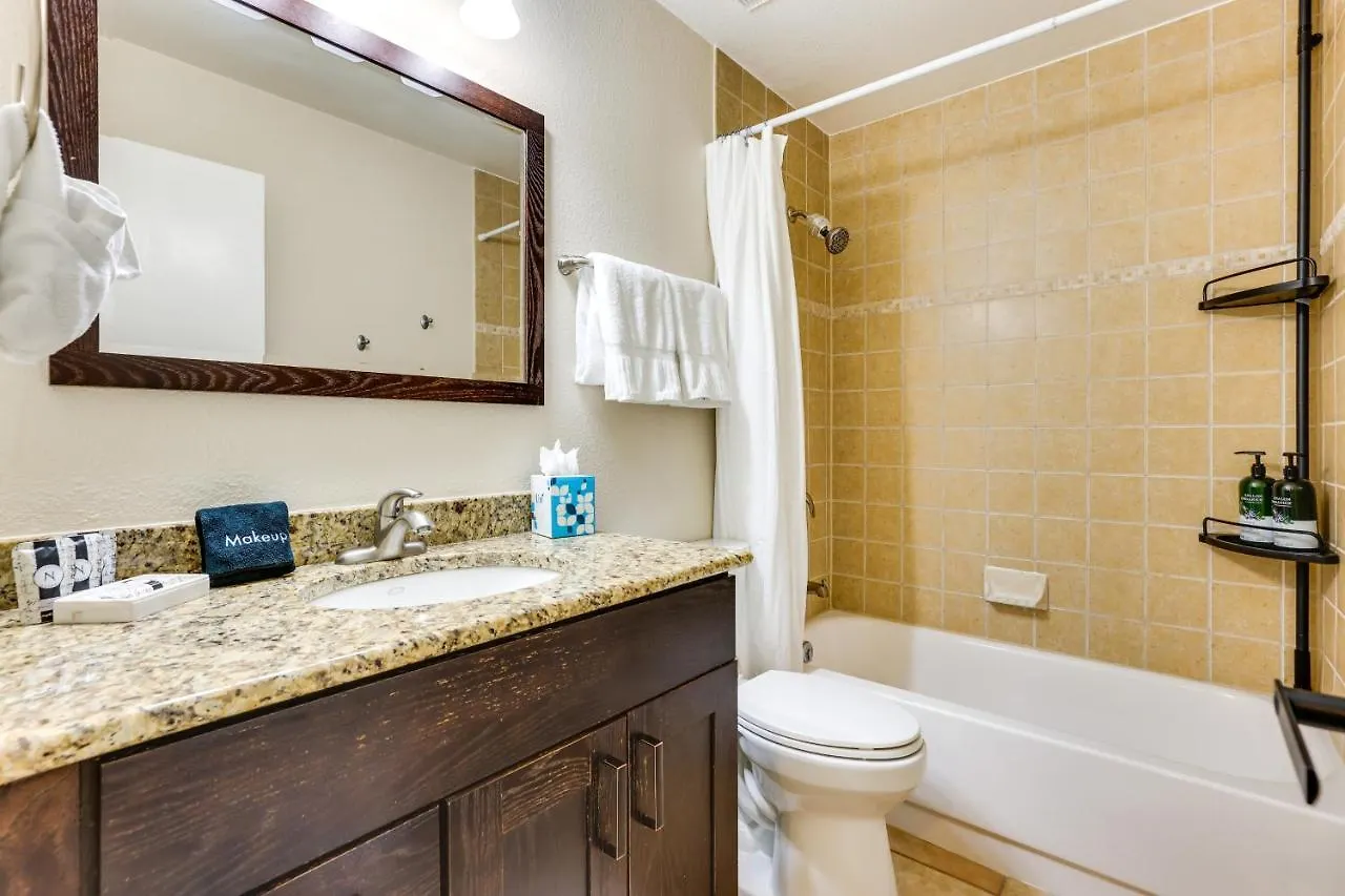 East With Pool, Hot Tub, And Free Bus Stop