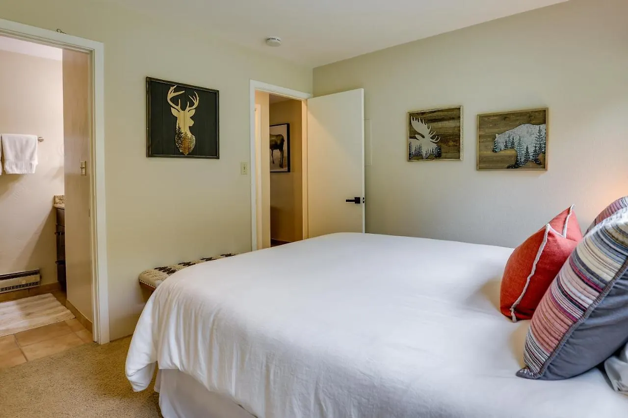 East With Pool, Hot Tub, And Free Bus Stop Appartamento