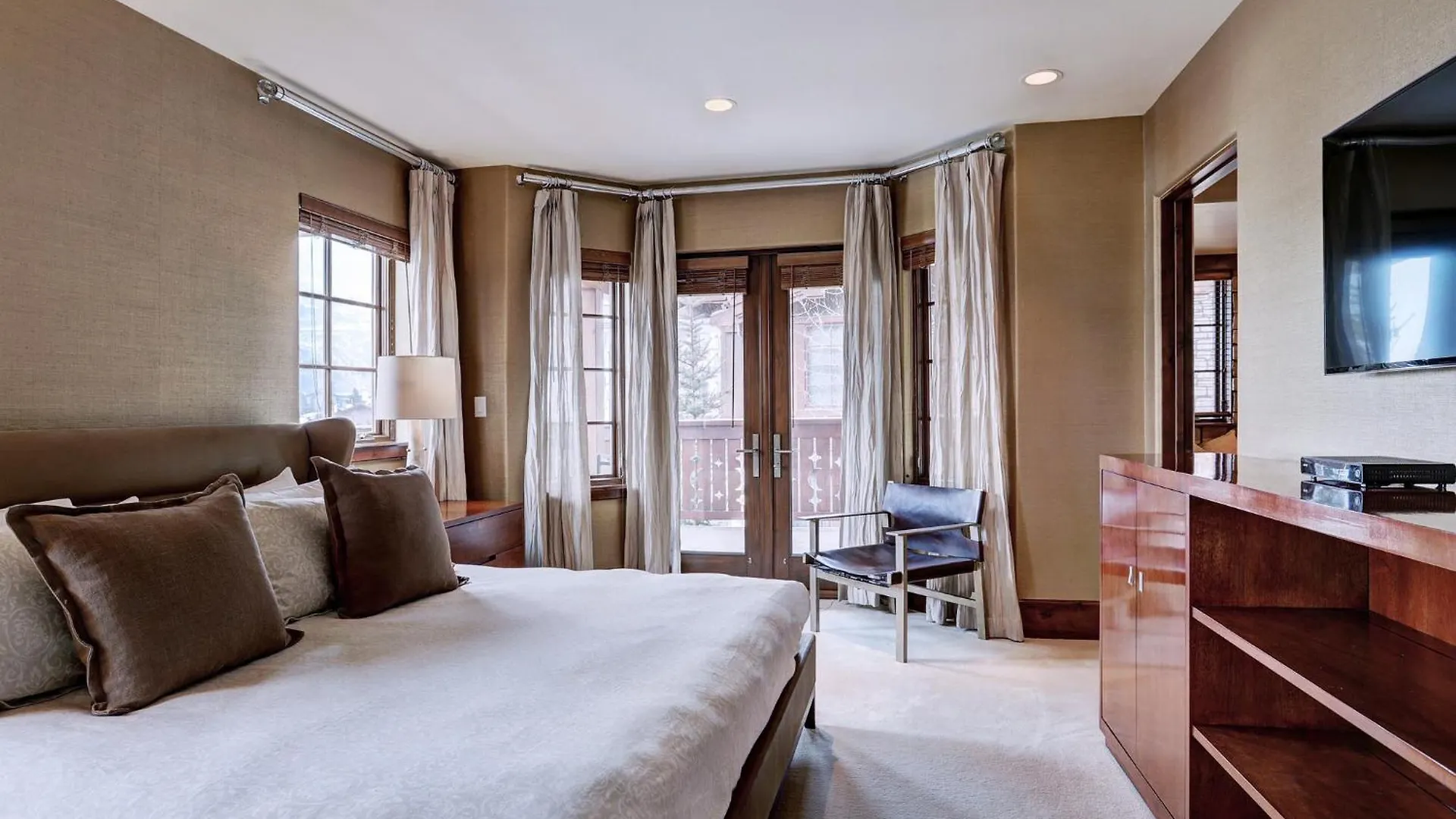 At Vail, A Rockresort