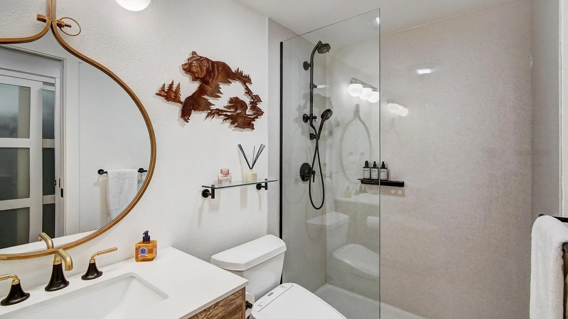 2 Bedroom Next To Eagle River In The Heart Of Apartment *