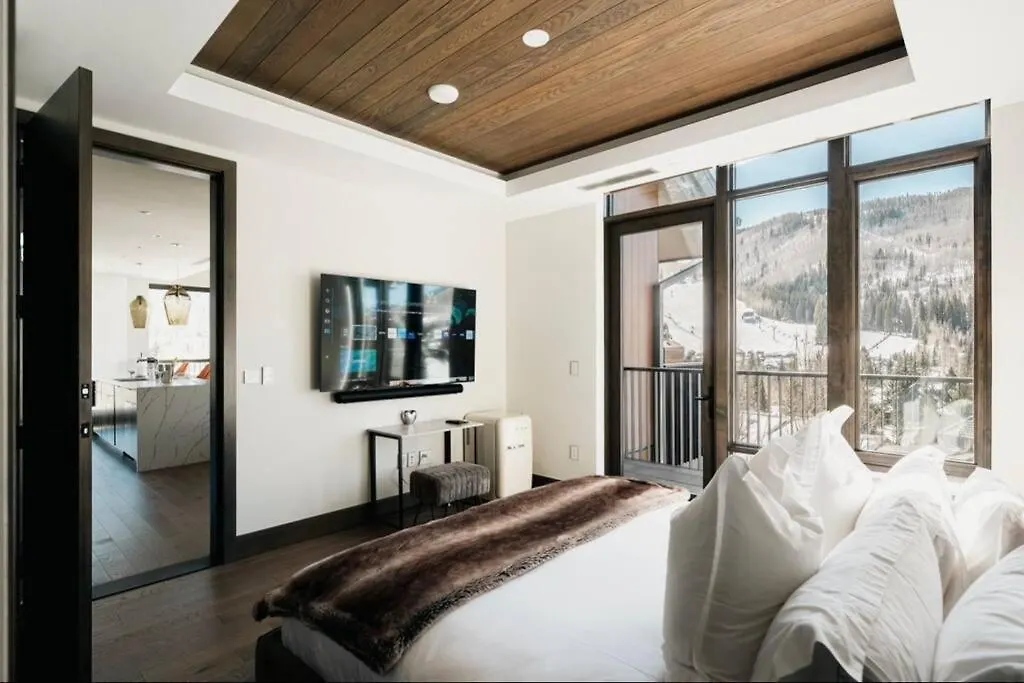 Lavish 2-bedroom With Four Seasons Flair
