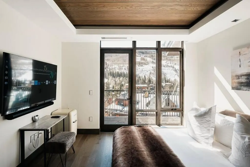 Apartment Lavish 2-bedroom With Four Seasons Flair
