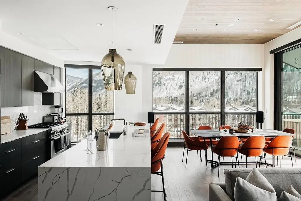 Lavish 3-bedroom Penthouse With Four Seasons Flair *