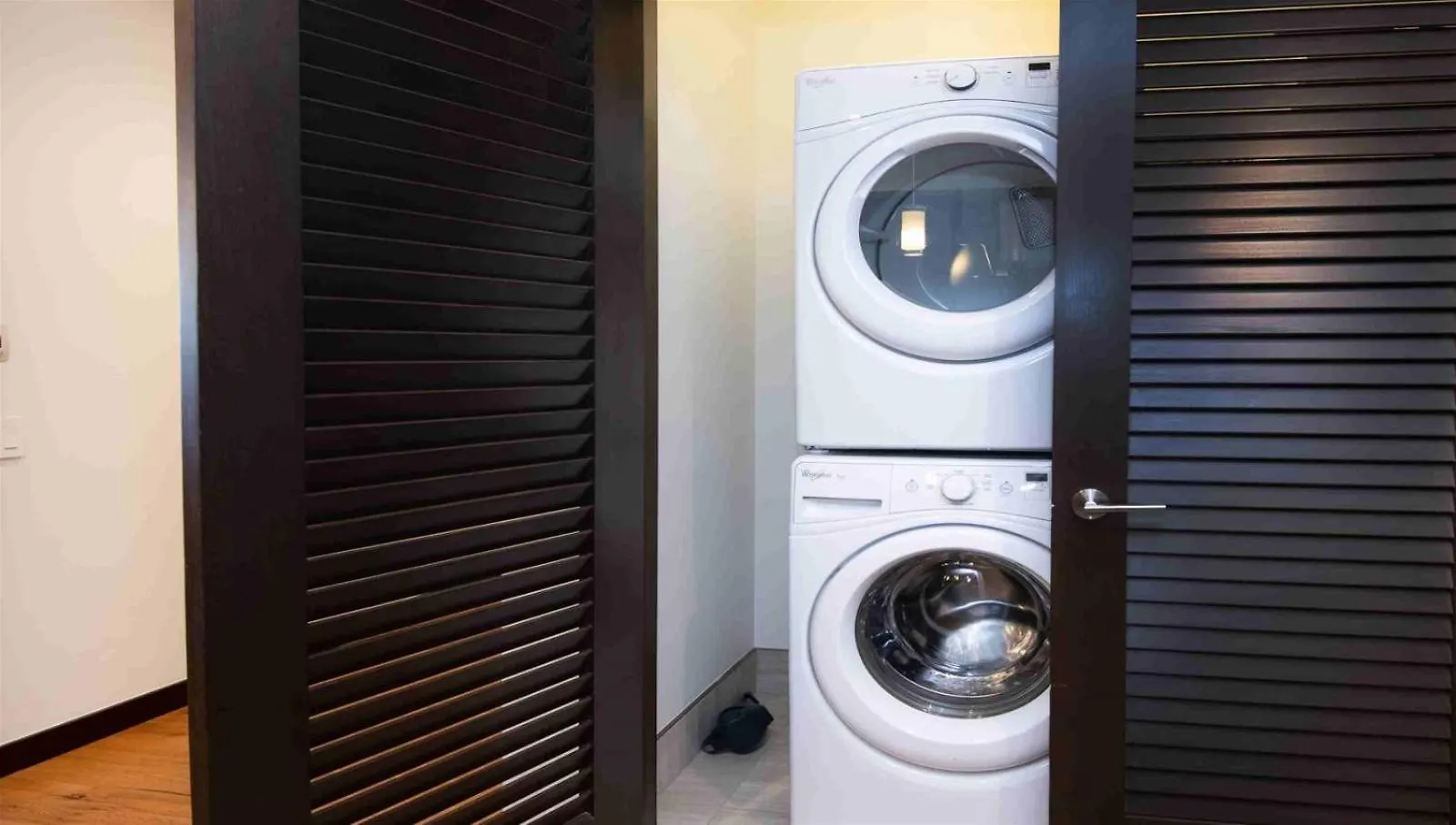 Modern 2 Bedroom Luxury In Lionshead Village Apartment