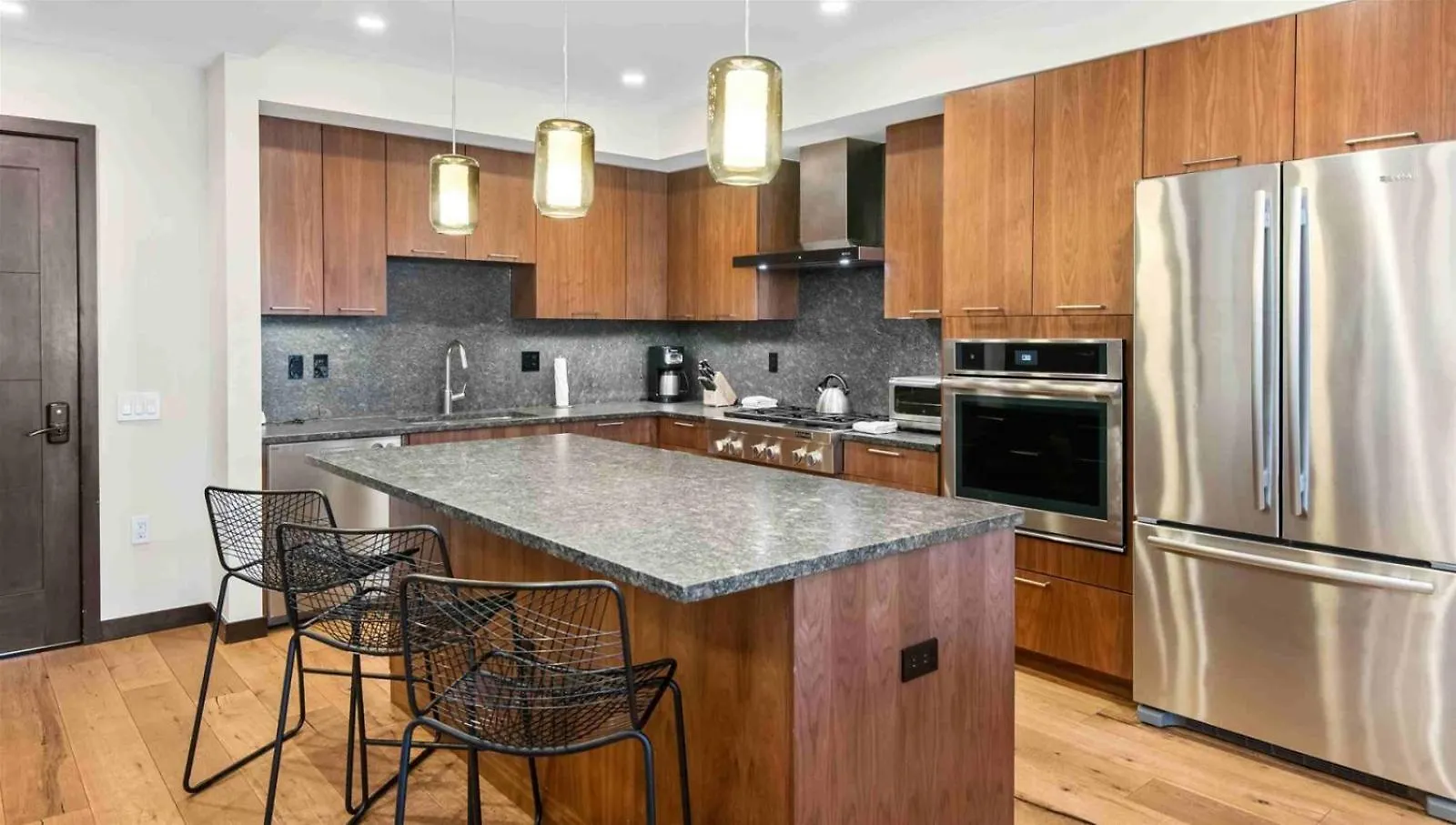 Modern 2 Bedroom Luxury In Lionshead Village Apartment