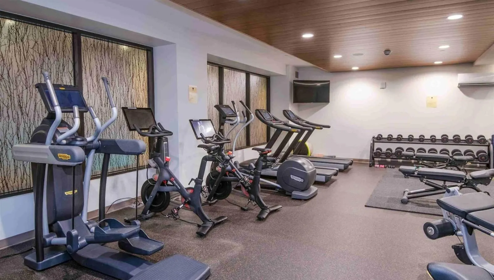 Modern 2 Bedroom Luxury In Lionshead Village Apartment *