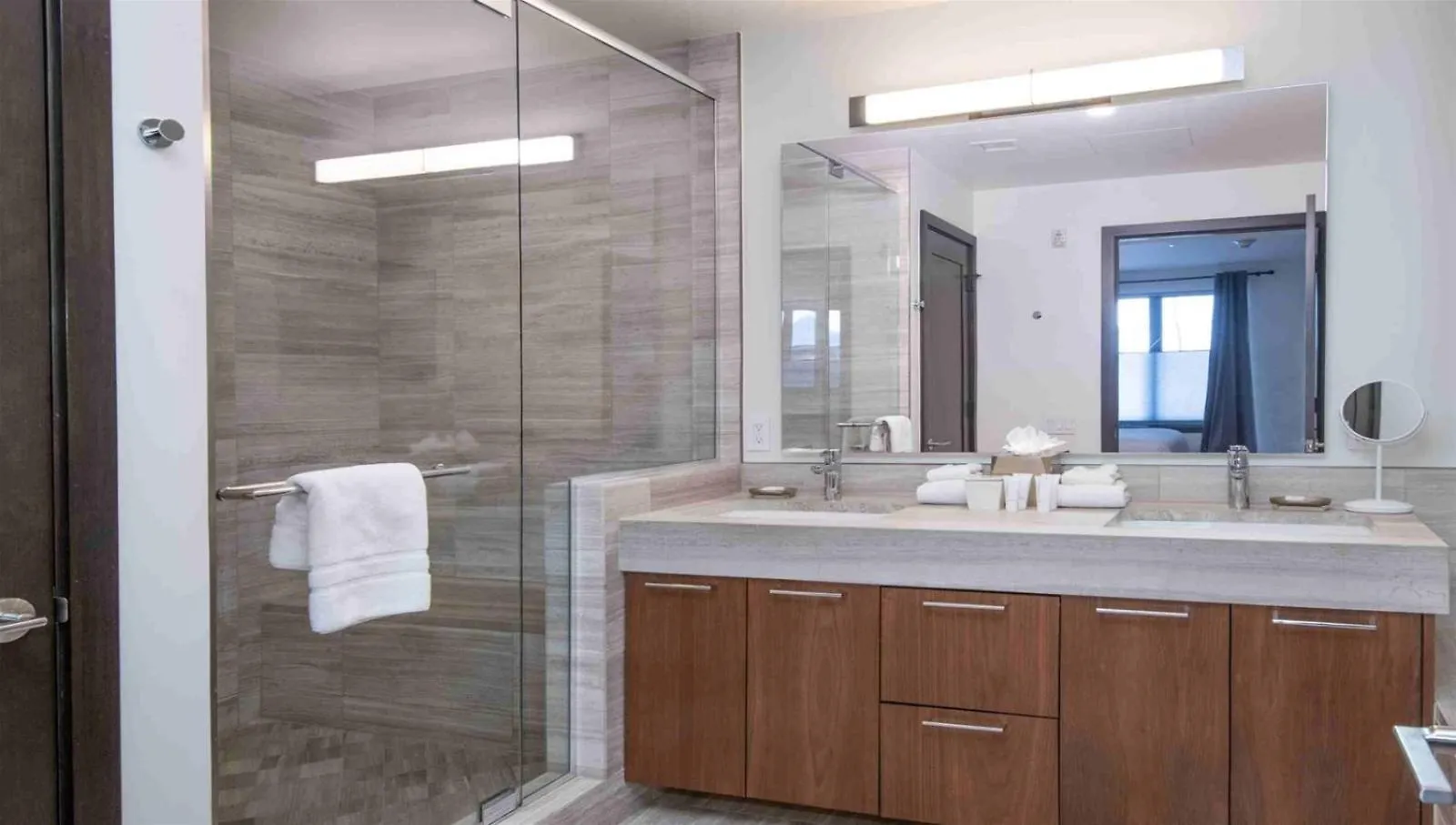 Modern 2 Bedroom Luxury In Lionshead Village Apartment *