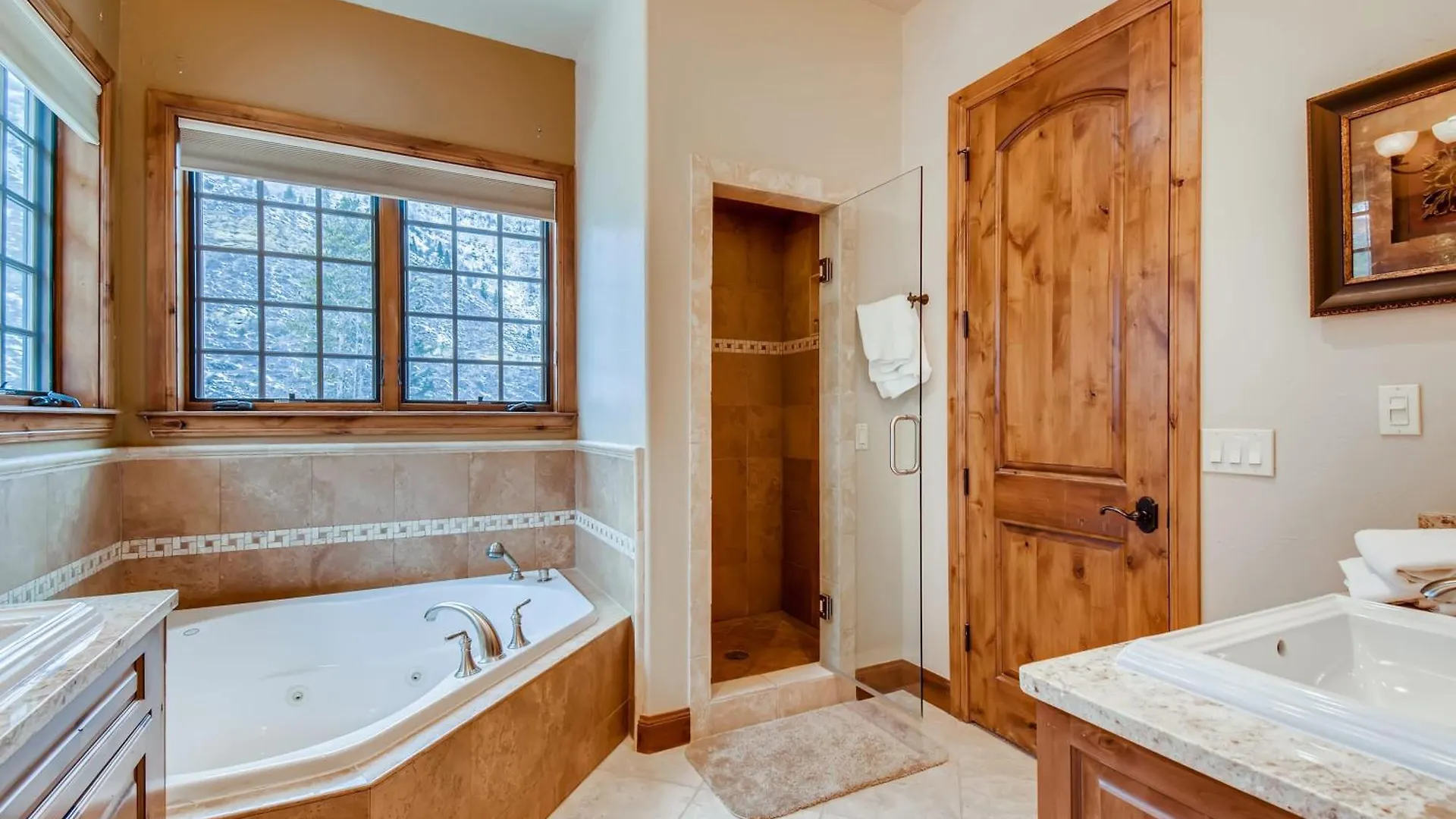 Valley Views, Hot Tub And Parking Included Holiday home