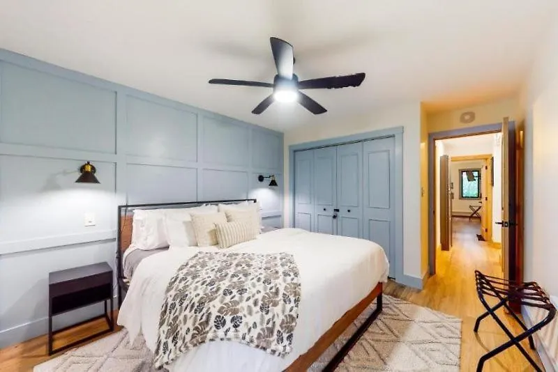 Sandstone Neighborhood 2 Bedroom - Along Shuttle Route! Apartment