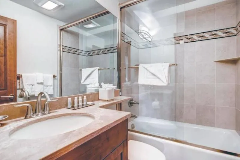 Lionshead Village Ski-in/ski-out Suite: Slopeside Pool & Hot Tub Apartment Vail