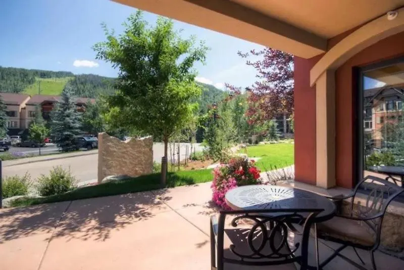 Lionshead Lodge: Ski-in/ski-out With Slope-side Pool Apartment *