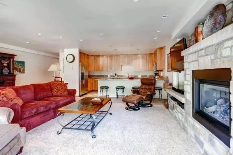 Lionshead Lodge: Ski-in/ski-out With Slope-side Pool Apartment Vail