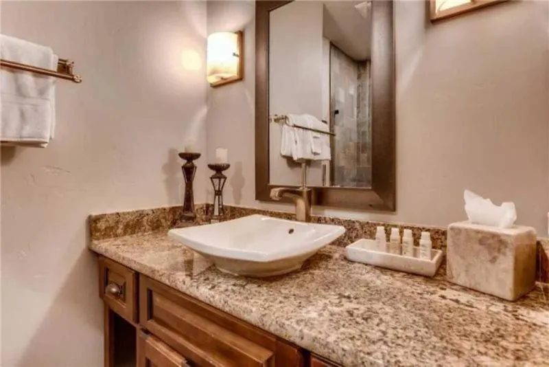 Lionshead Alpine Lodge: Ski-in/ski-out With Heated Pool Apartment