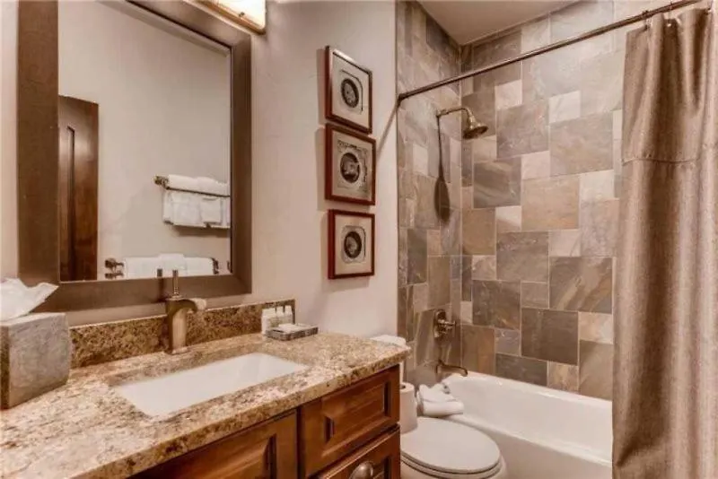 Lionshead Alpine Lodge: Ski-in/ski-out With Heated Pool Apartment Vail