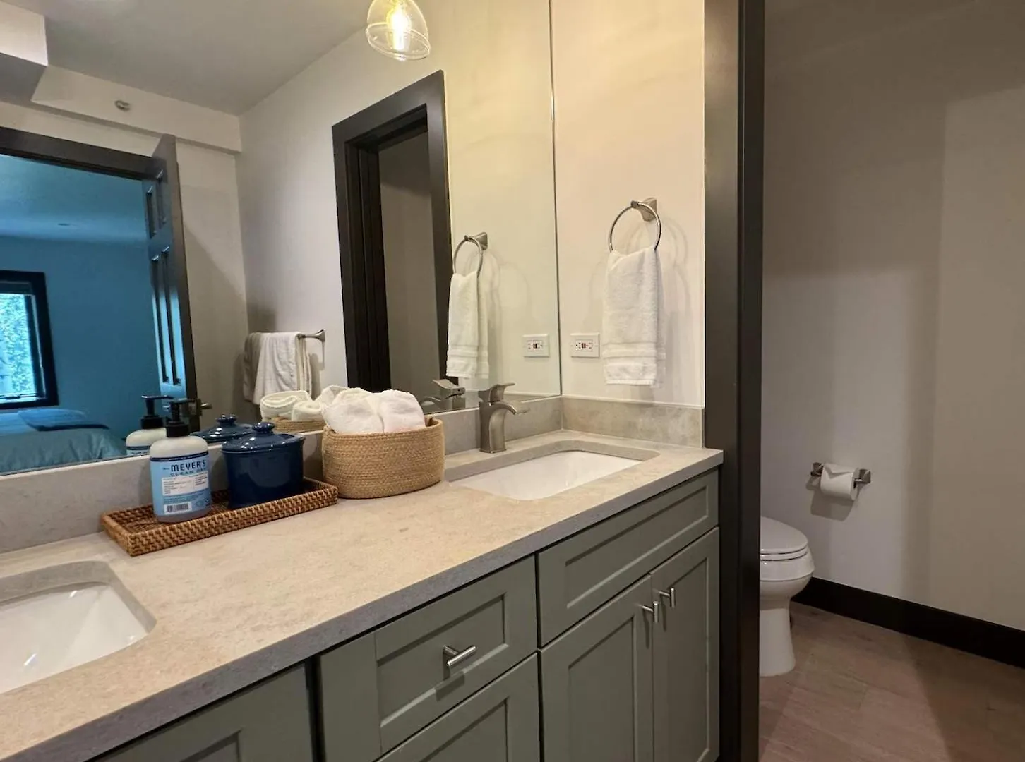 3bdr In The Heart Of Lions Head Locker Apartment *