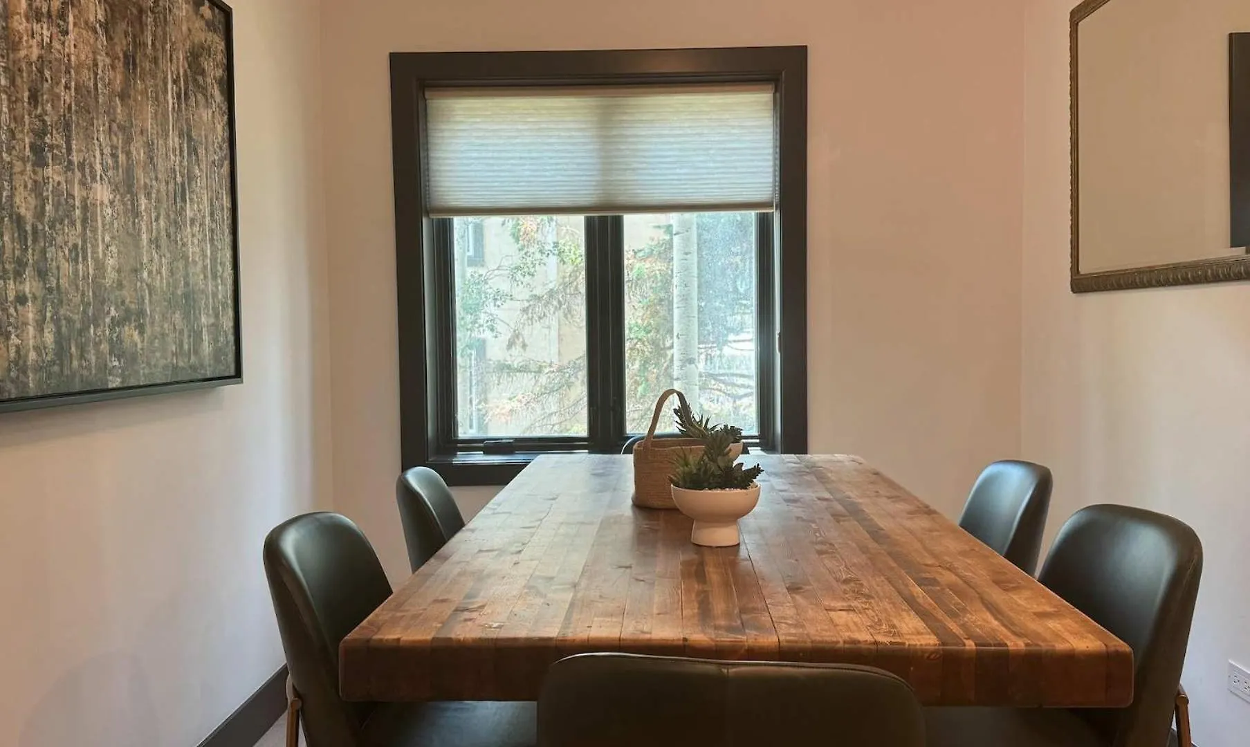 3bdr In The Heart Of Lions Head Locker Apartment