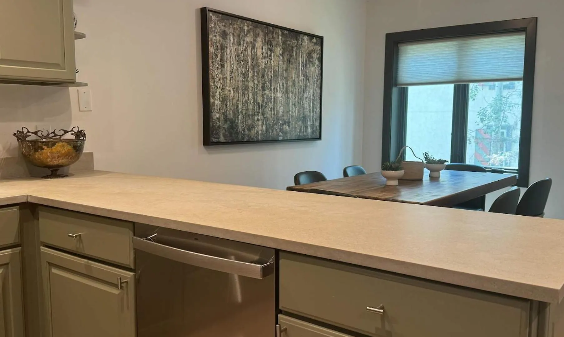 3bdr In The Heart Of Lions Head Locker Apartment