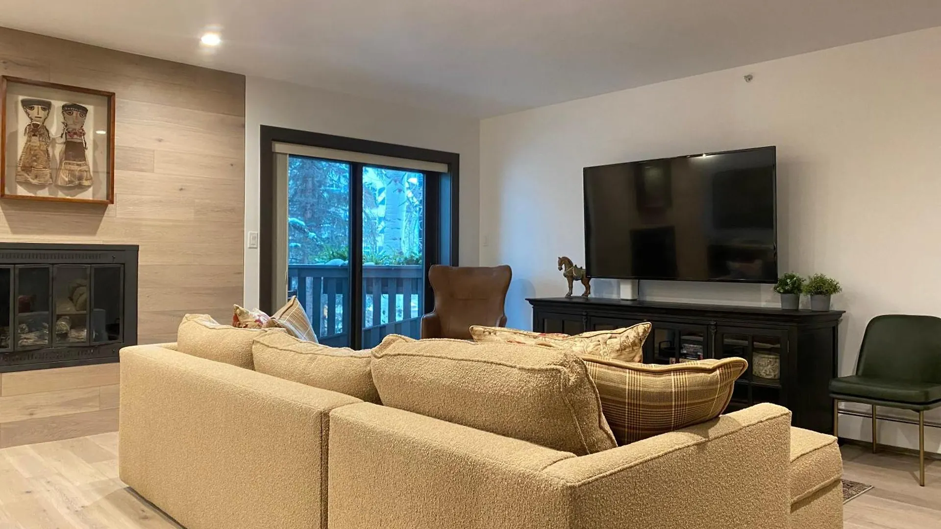 3bdr In The Heart Of Lions Head Locker Apartment